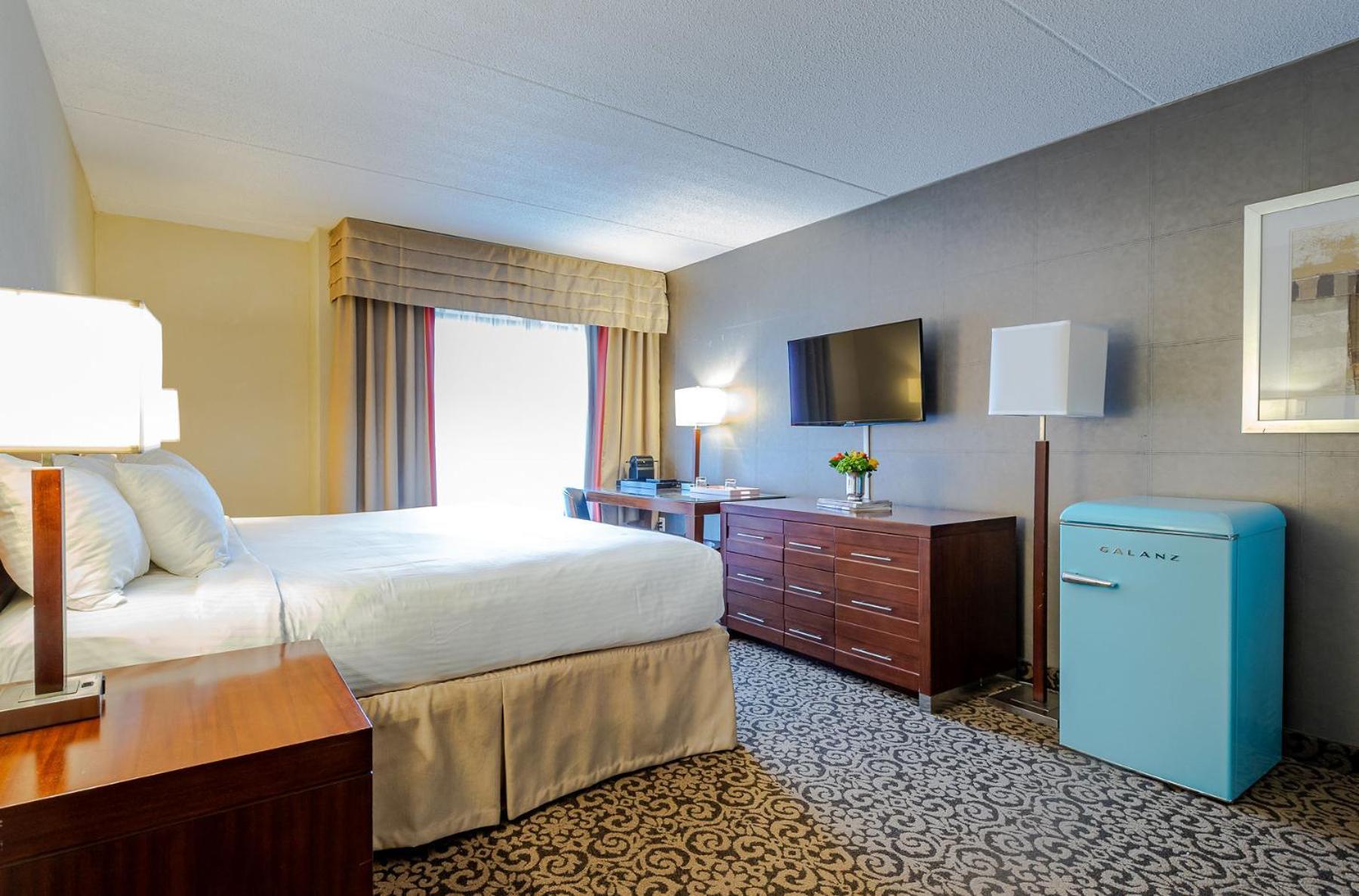 Superior King Room Courtyard View