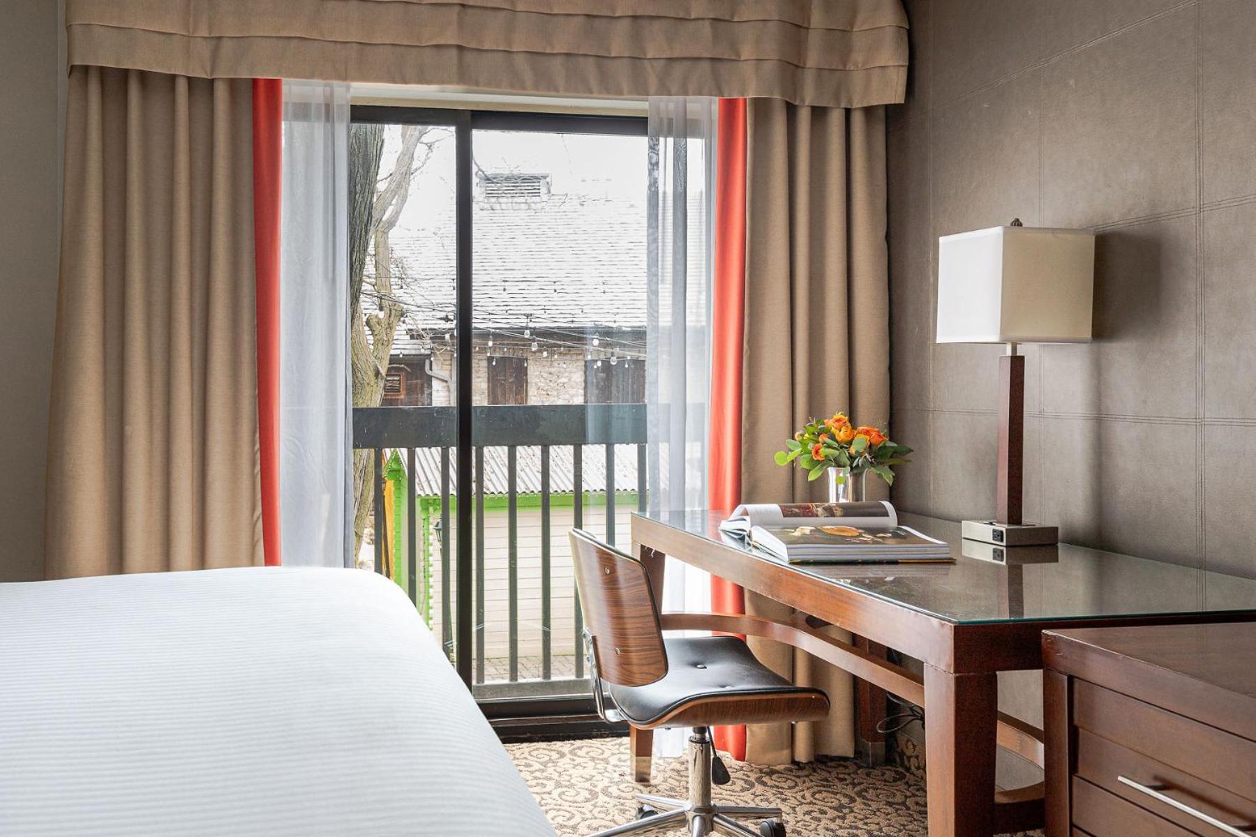 Superior King Room Courtyard View